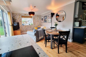 The Rose Garden of Basildon in the Heart of Basildon by Artisan Stays I Weekly or Monthly Stay Offer I Pvt Parking I Sleeps 6
